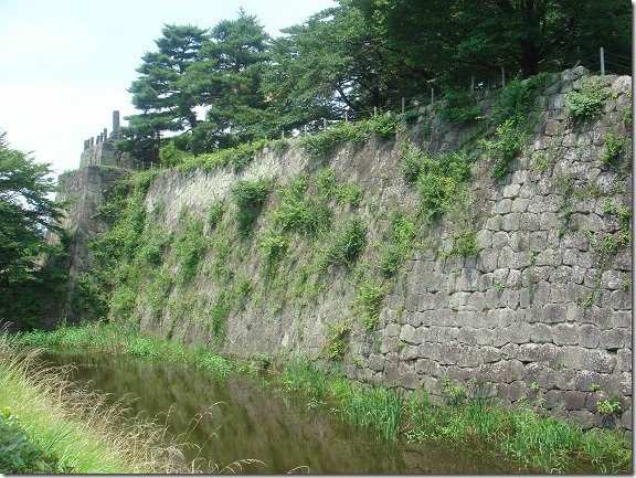清水門西側の水堀と石垣と月見櫓跡櫓台
